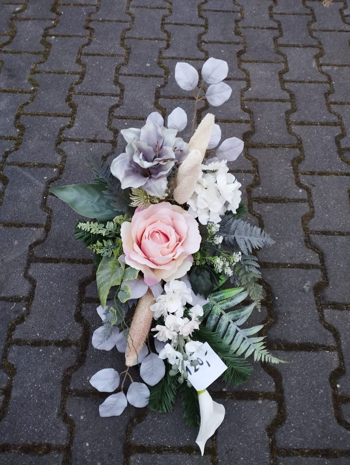 Wiązanka stroik kompozycja kwiatowa na grób cmentarz