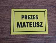 plastikowa tabliczka pocztówka żółta na drzwi prezes Mateusz