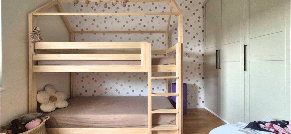Łóżko piętrowe sosnowe „Domek” 90×200 z materacami