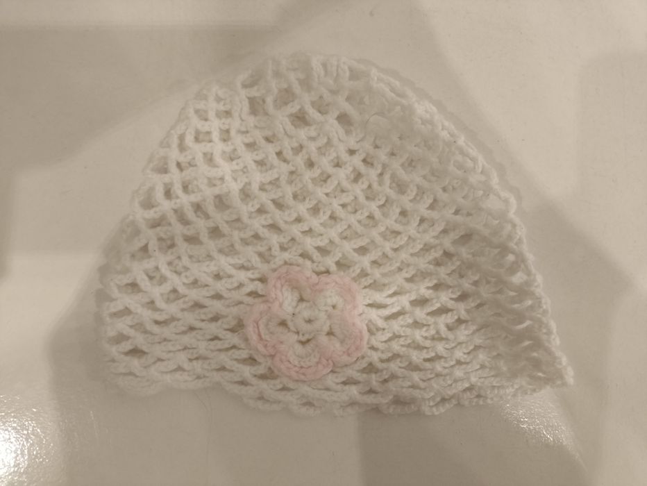 Czapka dziecięca biała z kwiatkiem, ażurowa