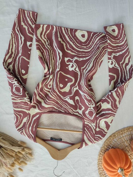 Sweterek z kwadratowym dekoltem XS 34 Mohito brudny róż we wzory