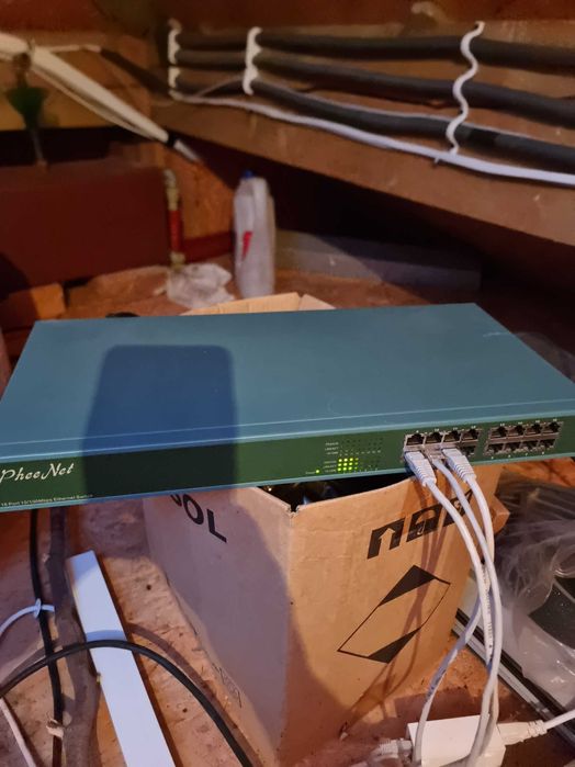 Zestaw anten, wzmacniaczy, nadajników, kabli do przyłącza Internetu