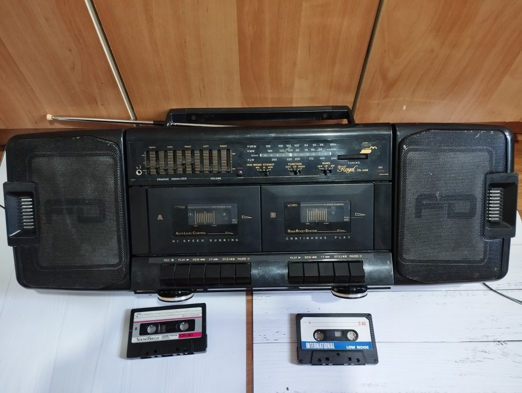 Продам двух кассетный магнитофон и японский плеер в подарок