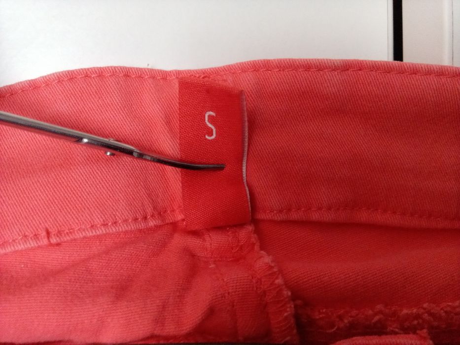 Жіночі червоні джинси.