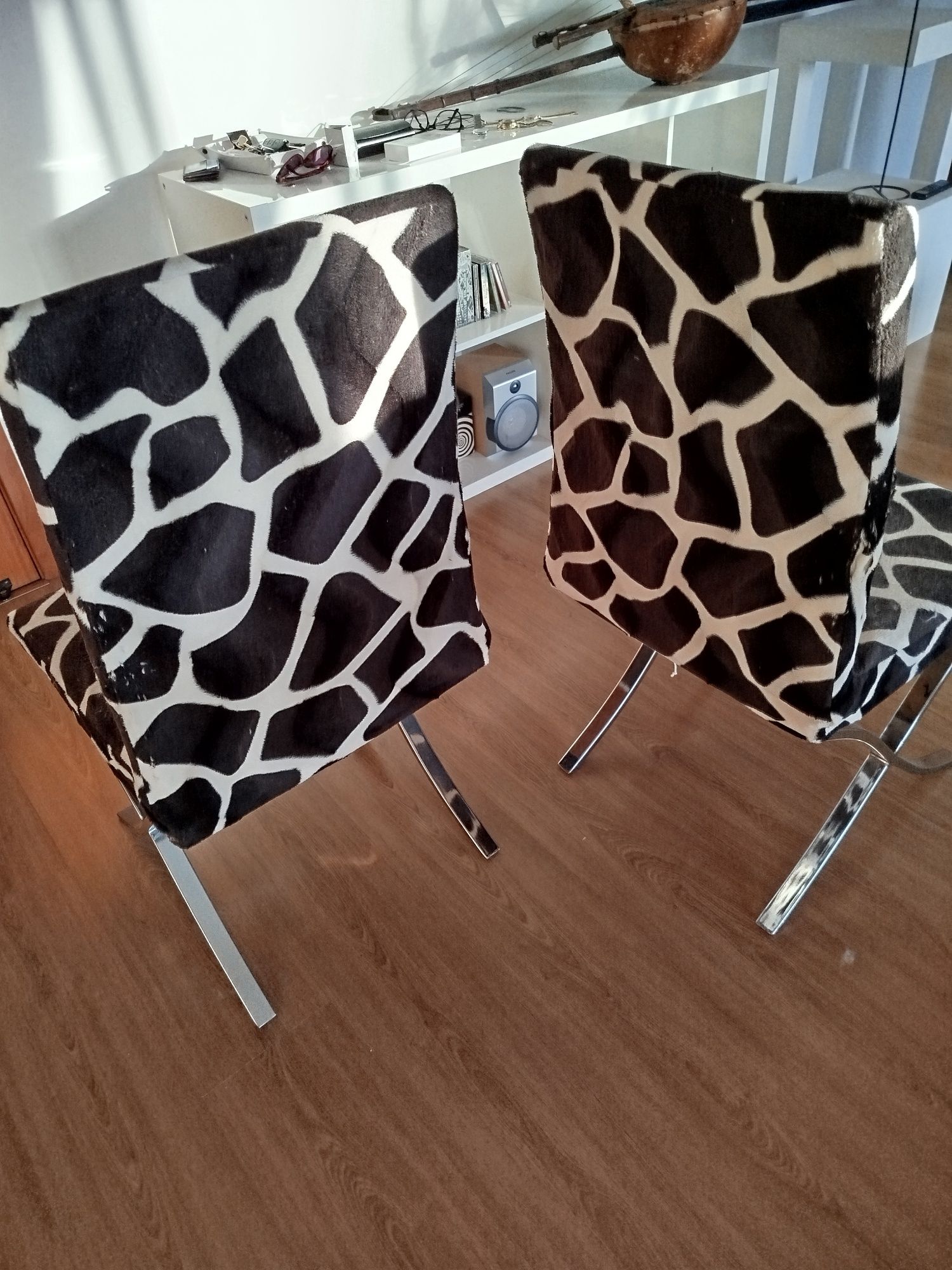 Cadeiras em pele com forro print animal