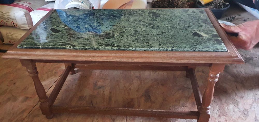 stolik z marmurowym blatem