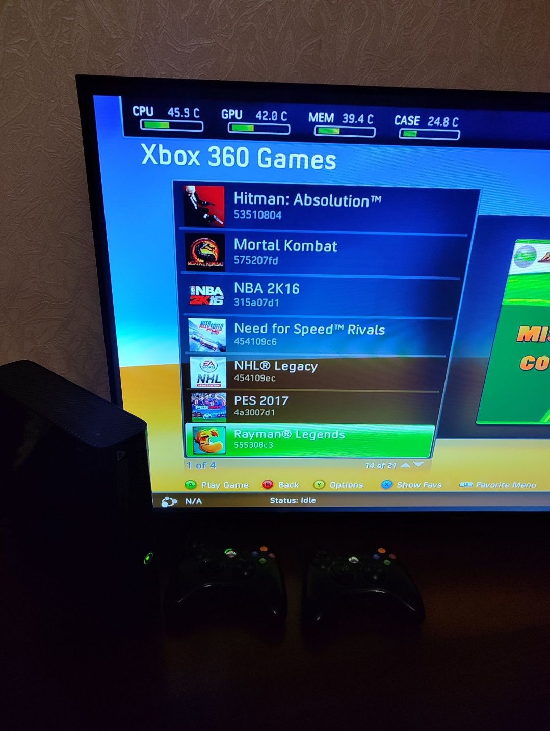 Продам X box 360 e 1 tb (freeboot)+kinnect+2 джойстика