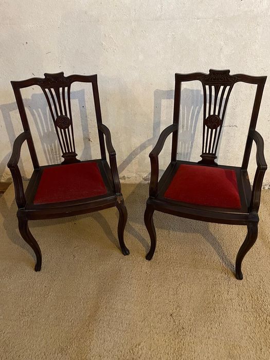 Cadeirões antigos recuperados, estofados em veludo.