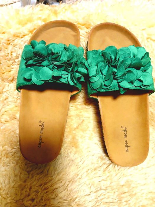 Продам красивые шлепанцы.