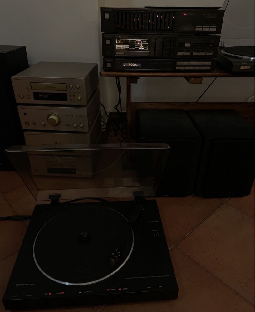 Vendo conjunto de som/musica colunas gira disco leitores etc