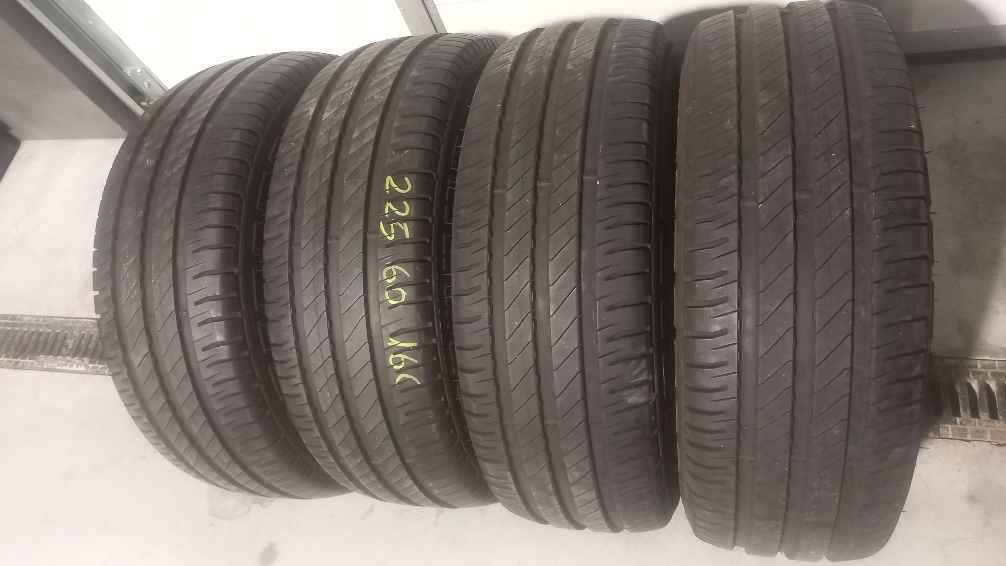 Opony Letnie Michelin Agilis 3 225/60/16C 4 sztuki 0621