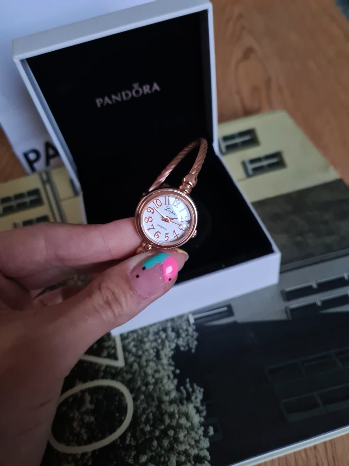 Złoty zegarek na rękę damski rose gold w stylu retro vintage