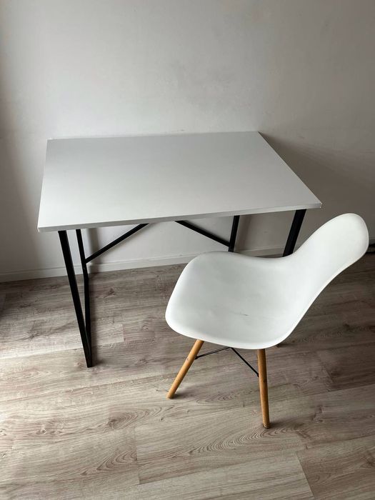 Biały stolik i krzesło