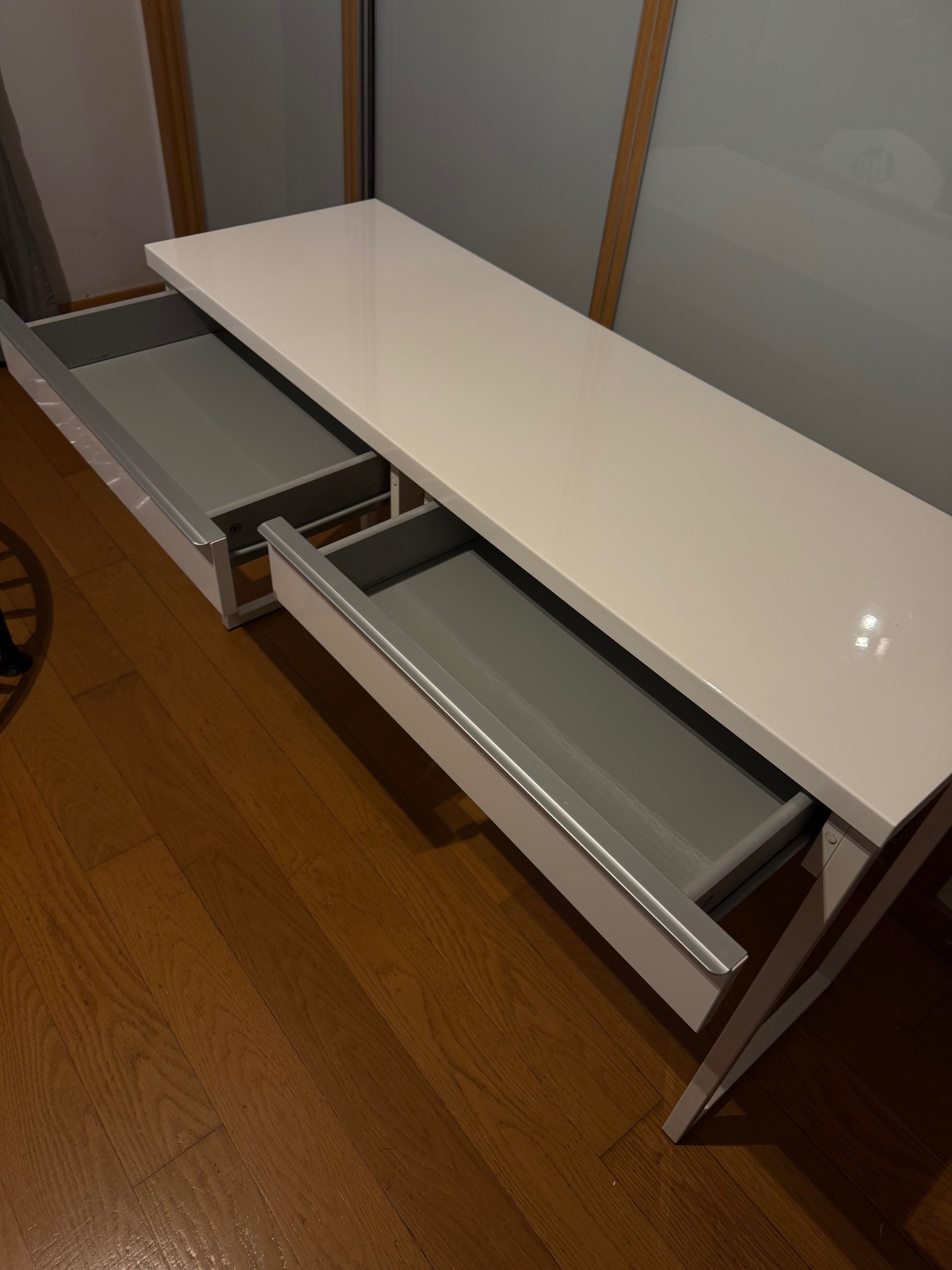 Secretária IKEA em muito bom estado