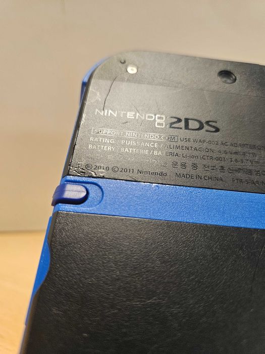Nintendo 2DS preta e azul