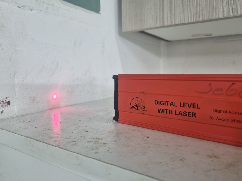 Poziomnica cyfrowa z laserem