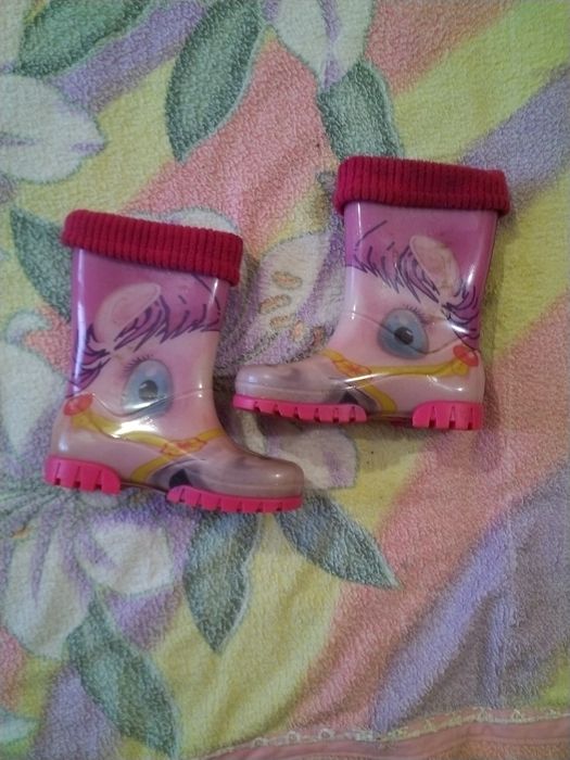 Резиновые детские сапоги на девочку