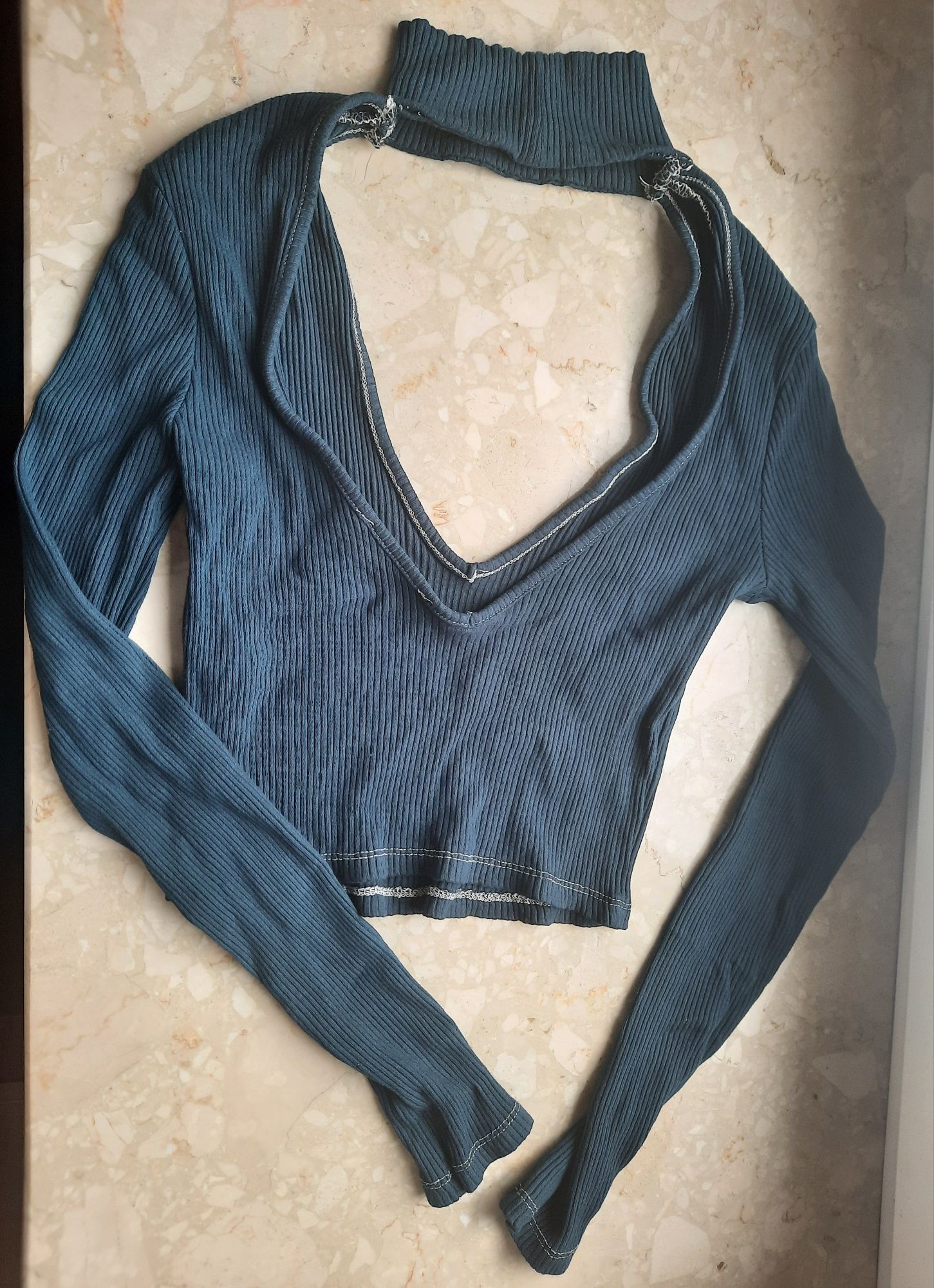 Crop top z golfem głęboki dekolt długi rękaw Bershka r. S