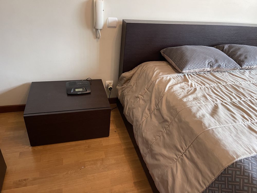 Mobilia quarto com cama, 2 mesinhas de cabeceira e camiseiro.