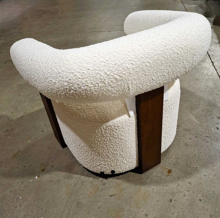 Fotel z tkaniny bouclé i drewna kauczukowego