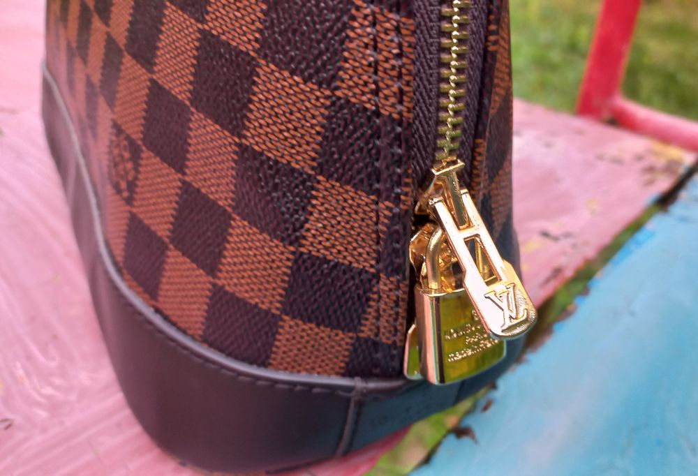 Сумка Луї Віттон Louis Vuitton з золотими аксесуарами,червона всередин