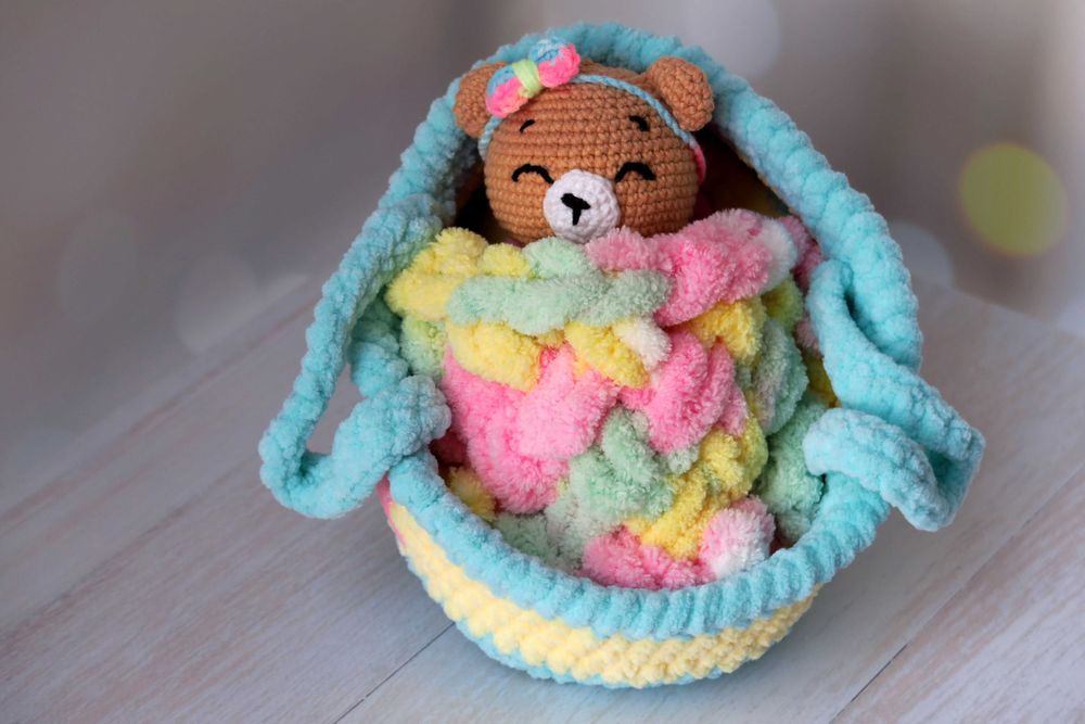 Набір В'язаний ведмедик у люльці з ковдрою і подушкою