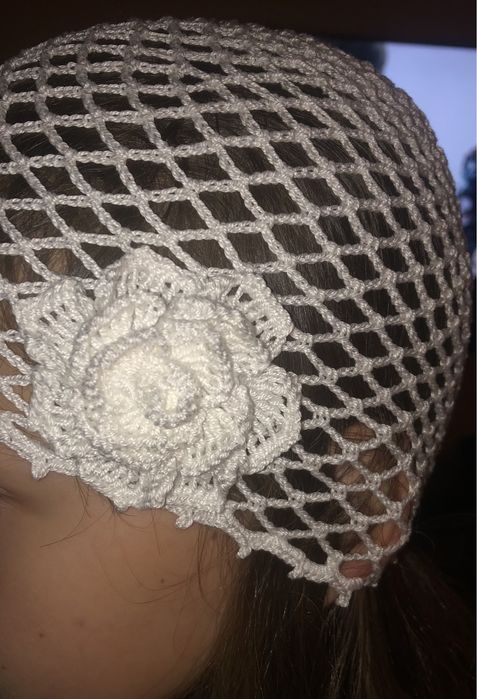 Шапка-сетка с цветком