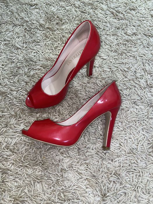 Каблуки червоні.