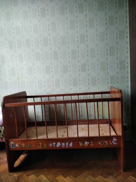 Дерев'яне дитяче ліжечко