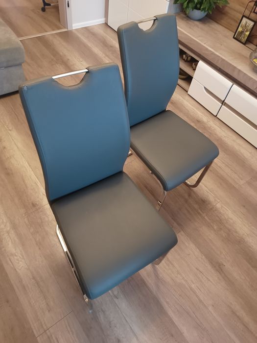 Stół rozkładany z krzesłami