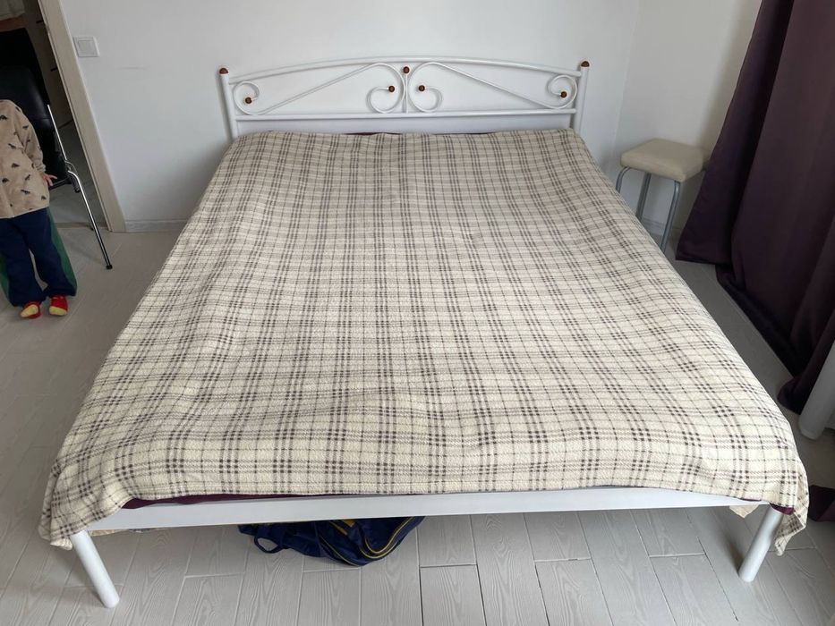 Продам ліжко біле і матрас