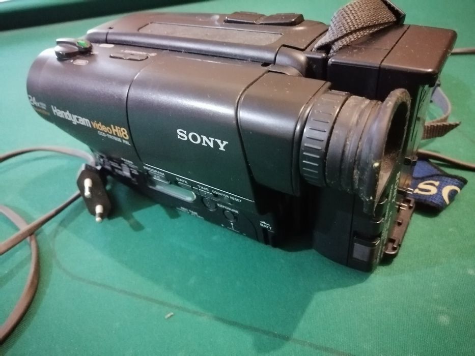 Câmara de filmar e máquina fotográfica