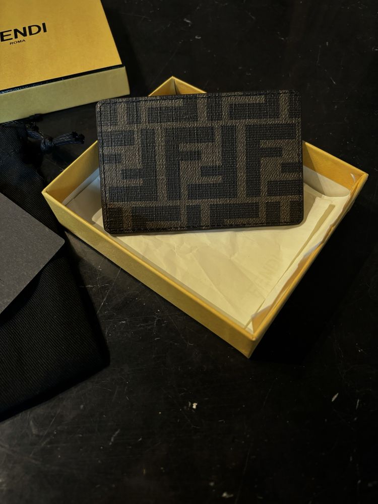 Oryginalny Fendi card holder