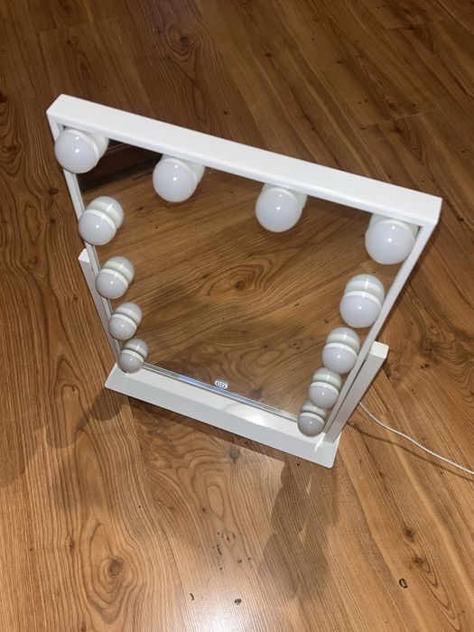 Lustro kosmetyczne z oświetleniem LED