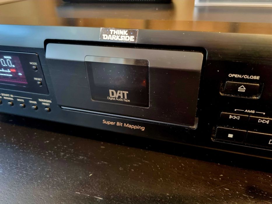 Magnetofon cyfrowy SONY DAT DTC-ZE700 + Pilot