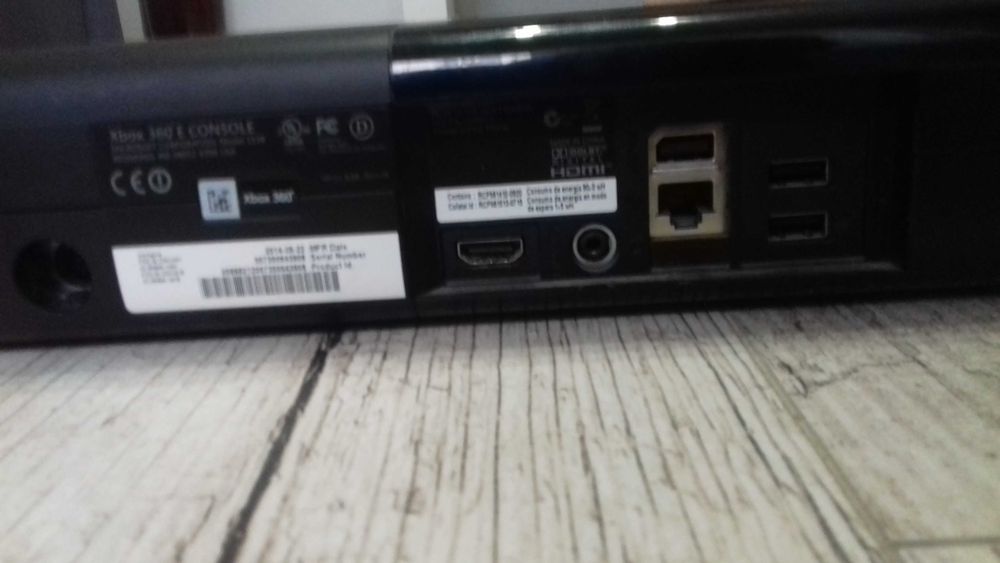Xbox 360 z 13 grami 1 pad kinekt i wszystkie kable.