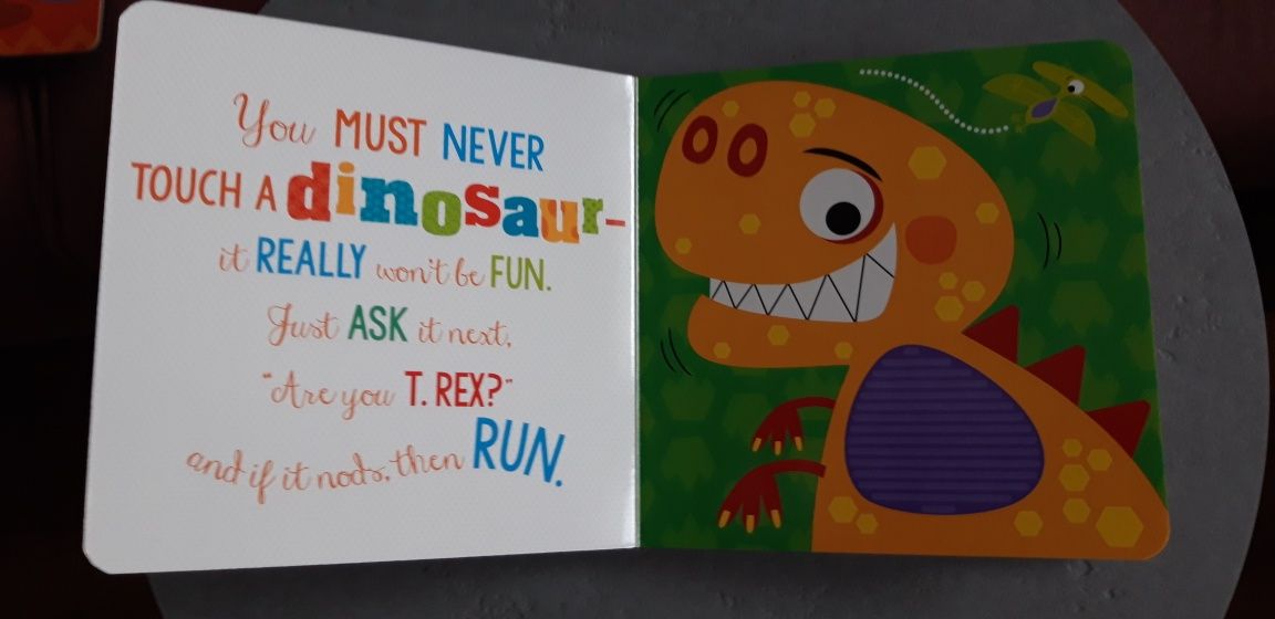 Książeczka sensoryczna Never Touch a dinozaur!/ uwaga dinozaur!