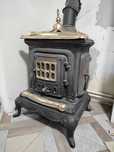 Żeliwny piec typu koza w stylu Parlor Stove