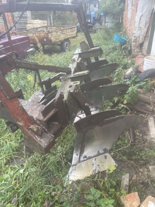 Продам трактор з навесним плуг лівосторонній