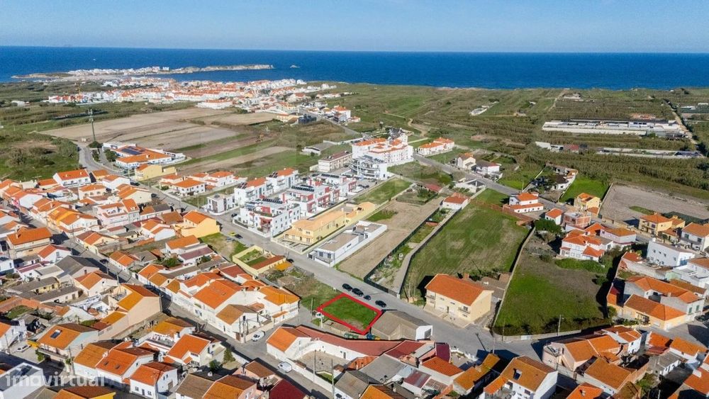 Terreno com projeto aprovado para moradia T5 em Ferrel