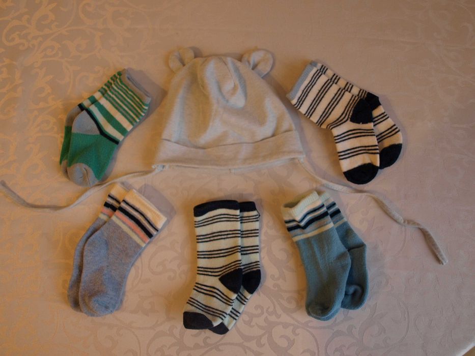 Zestaw 5 par skarpetek dla noworodka/niemowlaka + czapeczka