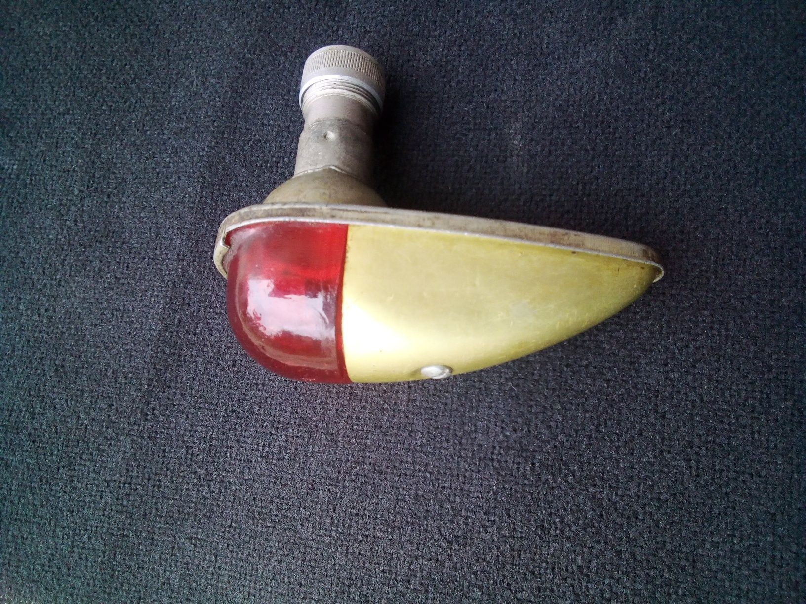 Авіаційний бортовий вогник Бано 64.