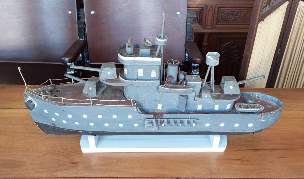 Antigo barco contratorpedeiro Português em madeira