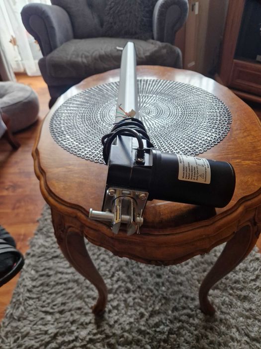 SIŁOWNIK ELEKTRYCZNY  wysuw 600mm z czujnikami Halla