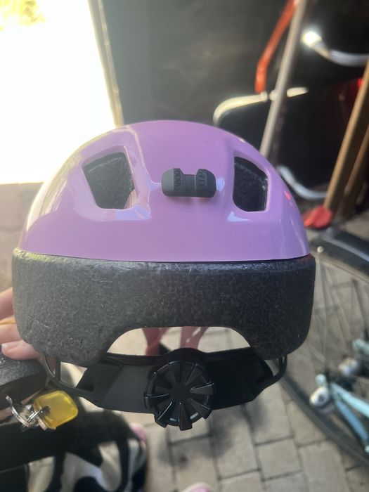 Różowy dziewczęcy kask na rower