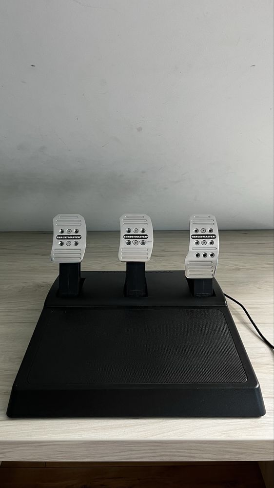 Kierownica Thrustmaster T150 + pedały T3PA Add-On - gotowe do jazdy!