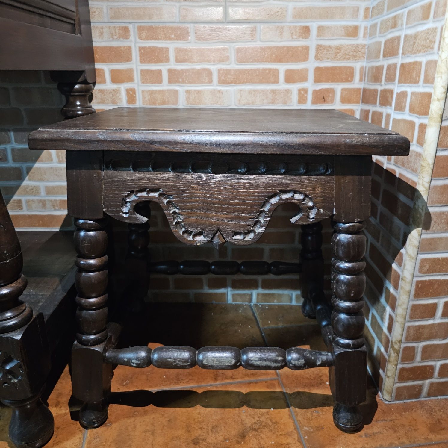 Mesa com 2 bancos / mesinhas
