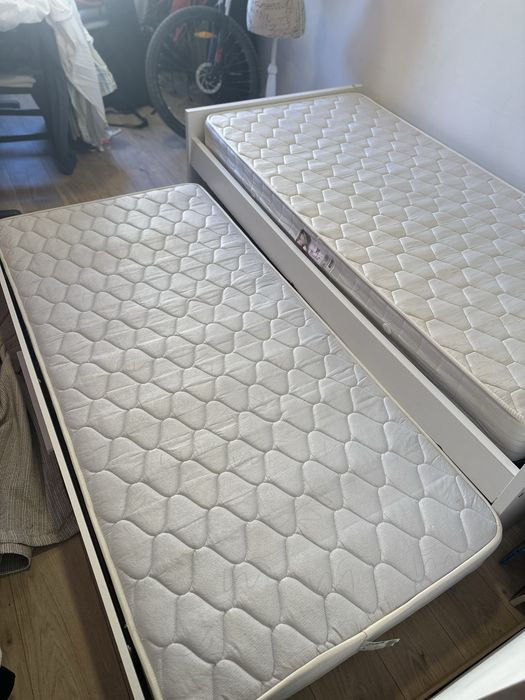 Cama solteiro dupla com colchoes e mesa cabeceira