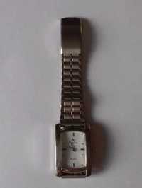 Zegarek z prostokątną tarczą w kolorze srebrnym na bransolecie