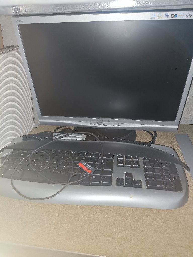 Monitor Philips 190cw e teclado Microsoft